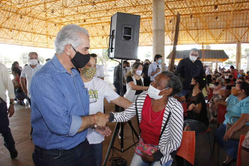 Reinaldo cumprimenta douradense beneficiada com o programa Mais Social (Imagem: Chico Ribeiro)