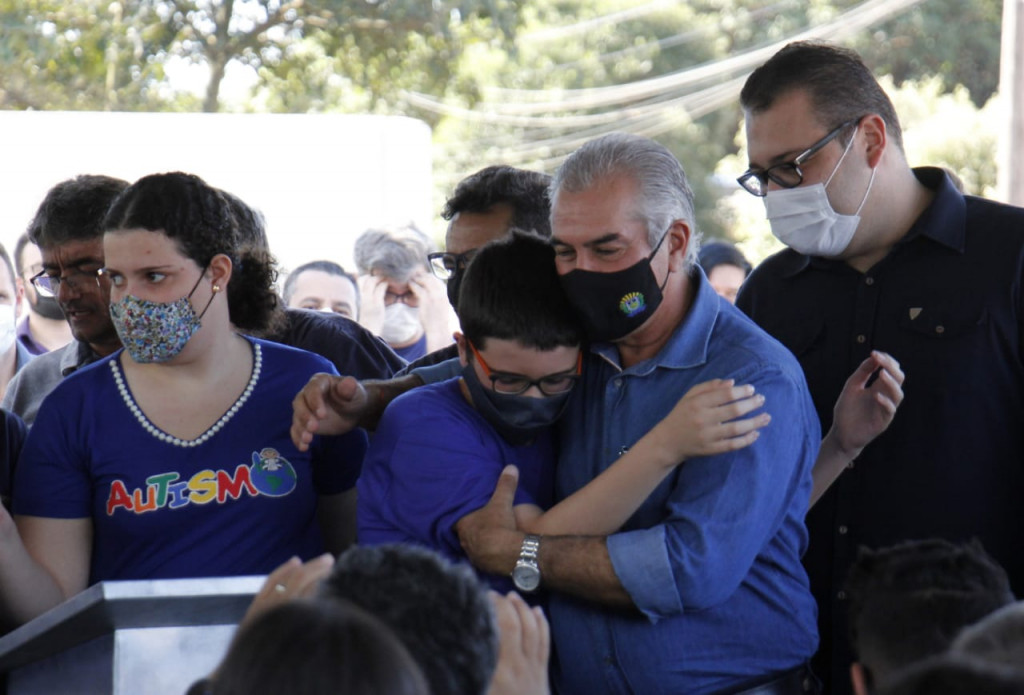 Ao lado de Alan Guedes, Reinaldo abraça aluno da AAGD (Imagem: Chico Ribeiro)