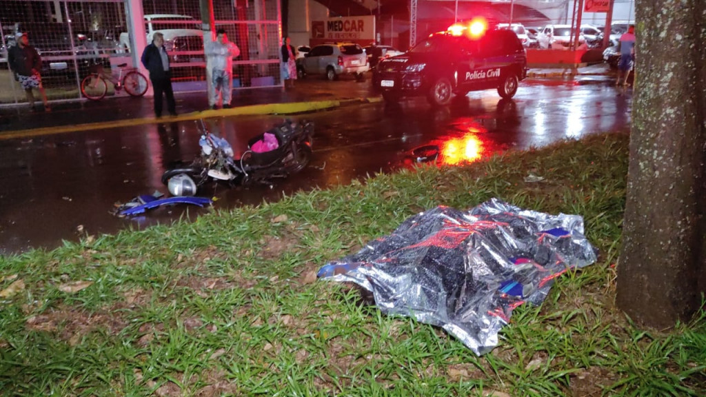 Corpo da motociclista parou no canteiro central; moto ficou destruída (Imagem: Adilson Domingos)