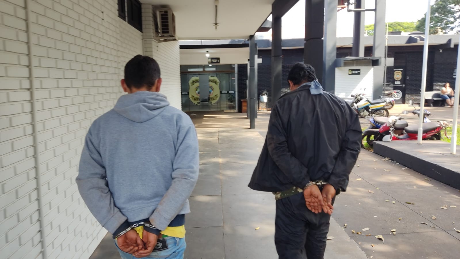 Os dois foram presos em flagrantes por tráfico de drogas - Fotos: Adilson Domingos