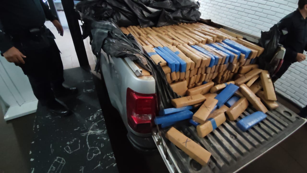 Mais de 1 toneladas de maconha estava espalhada por toda a caminhonete - Foto: Adilson Domingos