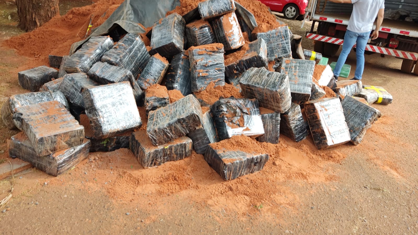 Os policias encontraram as drogas escondida debaixo da areia no caminhão - Fotos: Adilson Domingos 