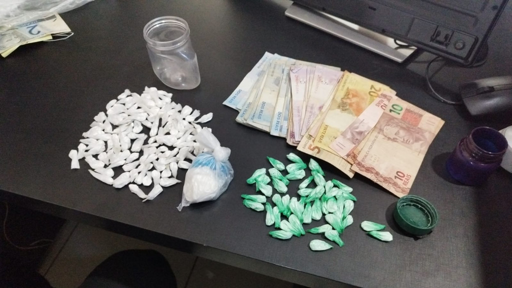 Porções de cocaína e dinheiro apreendido durante a revista - Adilson Domingos/Ligado Na Notícia