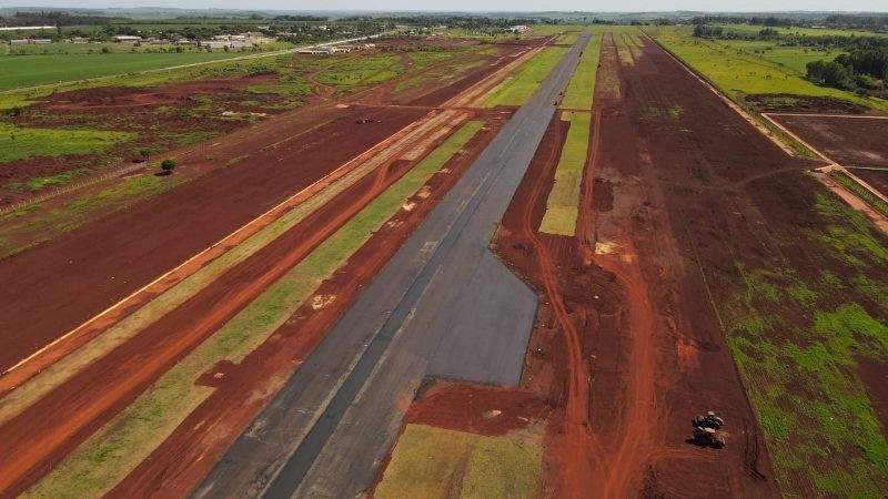 Pista do aeroporto de Dourados, que está sendo reconstruída pelo Exército (Foto: Divulgação)