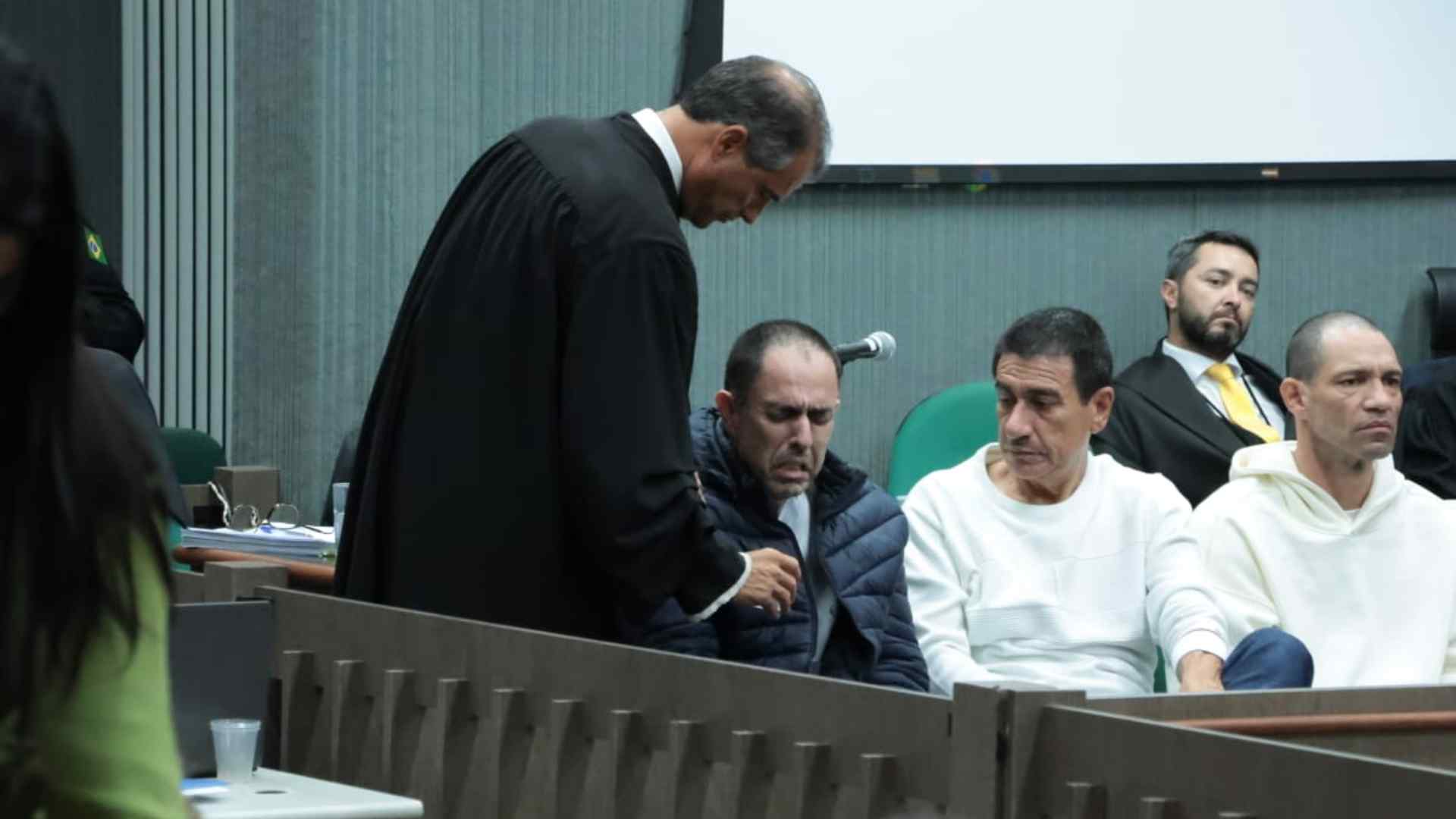 Jamil Name Filho chora e é consolado por advogado de defesa ao lado de Vladenilson e Marcelo Rios. (Kísie Ainoã, Midiama