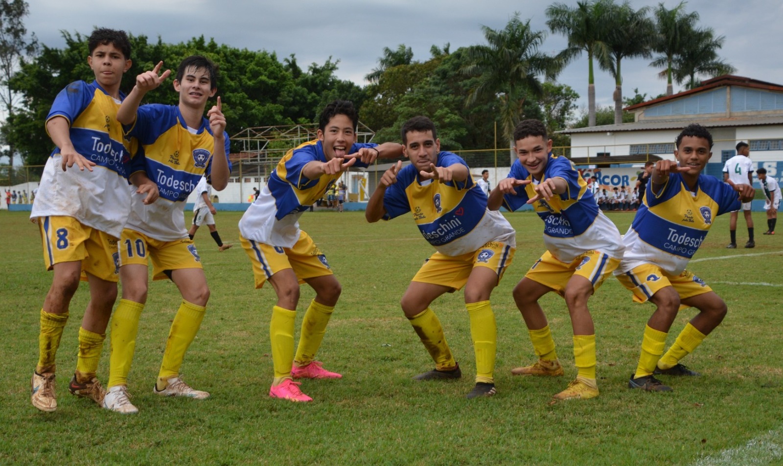 Grêmio Santo Antônio (Camisa azul e amarela) até agora já aplicou duas goleadas no Sub-15 - Foto: Regina Caneppele/GSA