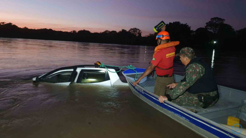 Carro já estava submerso quand foi encontrado pelo Corpo de Bombeiros; Foto: PC de Souza