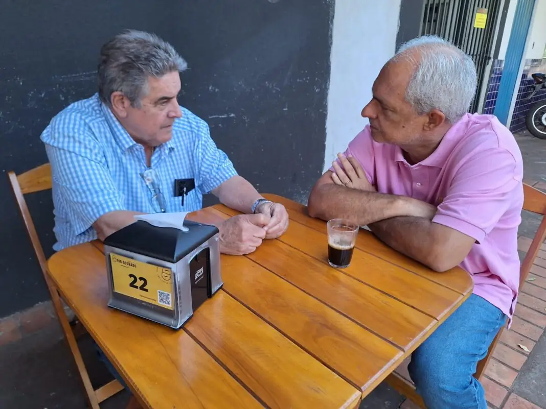 Ferrinho e Júnior Teixeira, hoje, na Padaria que é o centro nervoso do fuxico político de Dourados (foto: Everaldo Leite)