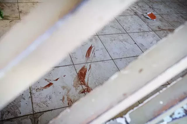 Manchas de sangue do local onde Carlos trocou tiros com a polícia e morreu; Foto: Campo Grande News