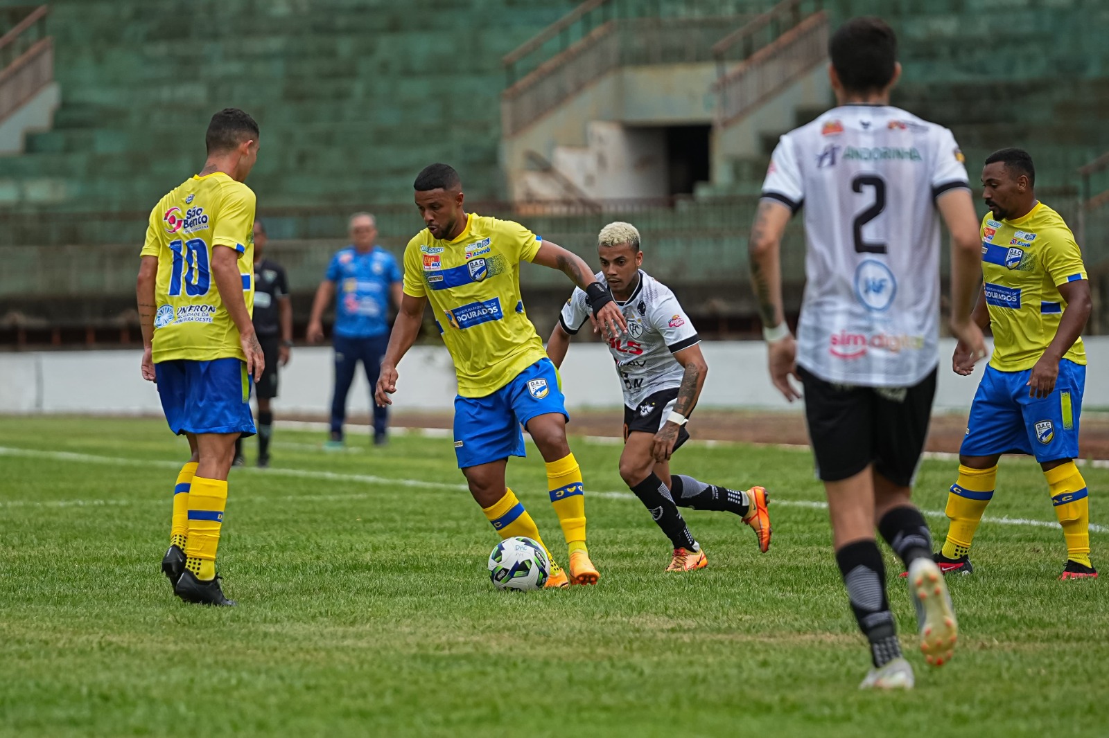 DAC (Camisa amarela) venceu o Corumbaense por 3 a 0 - Foto: Marcelo Berton