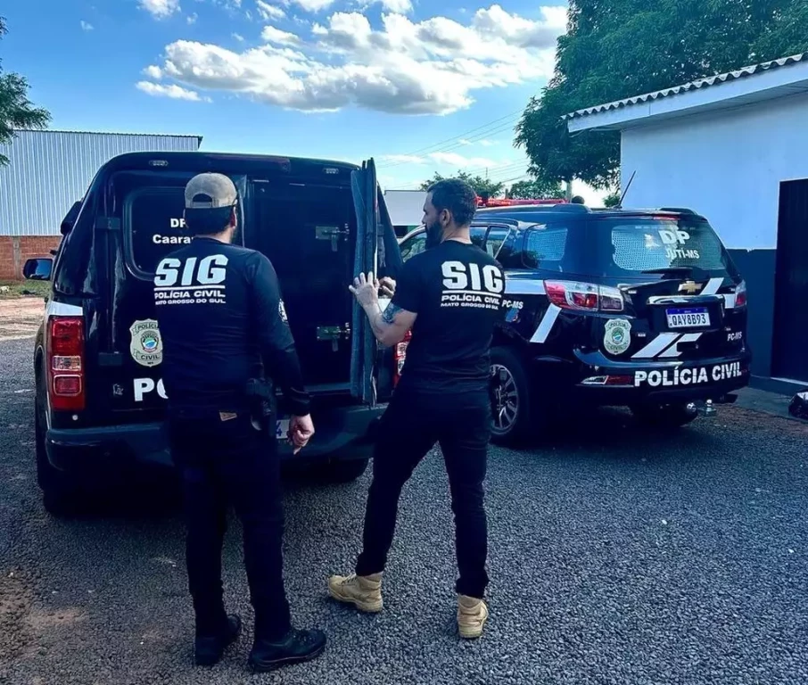 Policiais durante prisão de suspeito em Juti. (Foto: Divulgação/Polícia Civil)