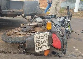 Motociclista atropelado por caminhão guincho morre no Hospital da Vida