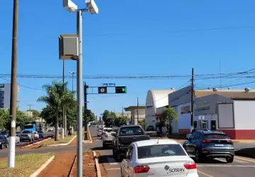 Mais de 20 semáforos recebem sensores de avanço de sinal em Dourados