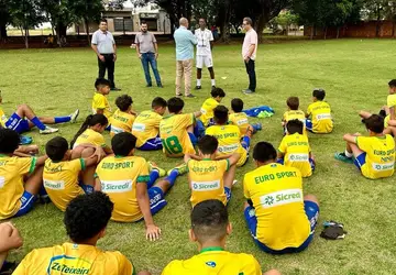 Mandato de Cemar Arnal presta assessoria para escolinha de futebol