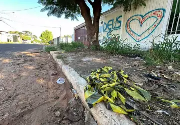 Fitas amarelas indicam onde rapaz foi assassinado (Foto: Marcos Maluf)