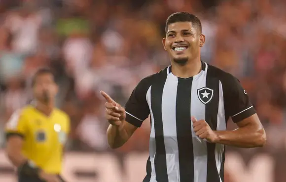 Botafogo vence lanterna Fortaleza no fim e entra no G6 do Brasileiro