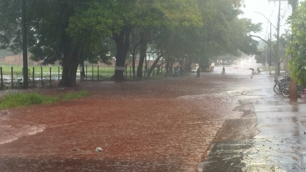 Dourados registra 82 milímetros de chuva e alagamentos nos bairros