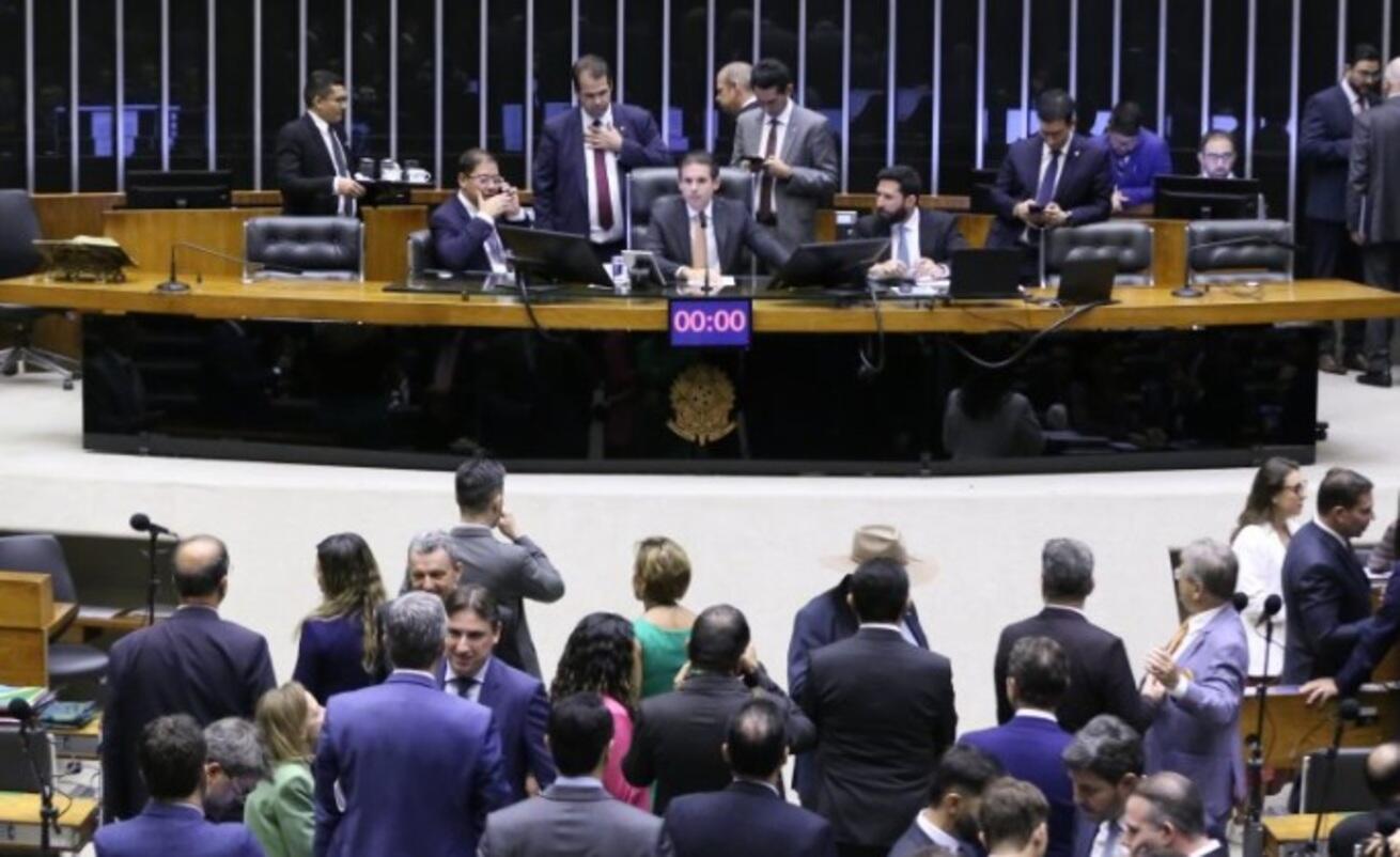 Câmara enfrenta STF e barra ação contra Ramagem, Bolsonaro e 32 acusados de golpe