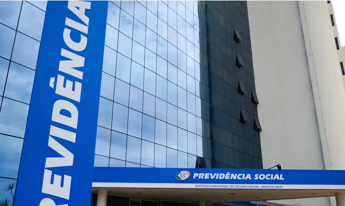 JUÍZ DETERMINA SUSPENSÃO IMEDIATA DE DESCONTOS EM APOSENTADORIAS