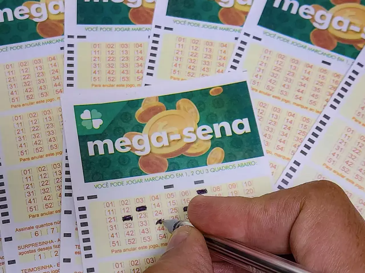 Mega-Sena acumula novamente e prêmio principal vai para R$ 100 milhões