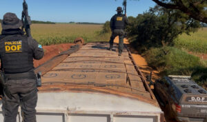 MOTORISTA FOGE E ABANDONA CARRETA COM 42 MIL PACOTES DE CIGARROS CONTRABANDEADOS DO PARAGUAI