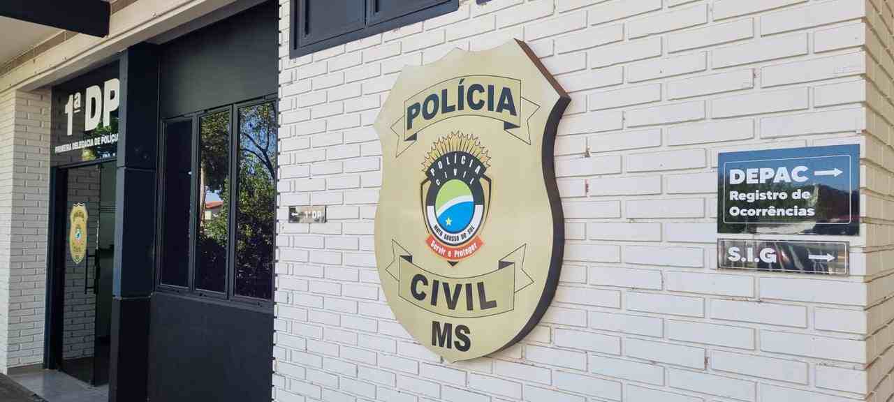 MULHER É RENDIDA POR ASSALTANTE ARMADO ENQUANTO CAMINHAVA COM A FILHA