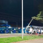 Ônibus bate em poste e deixa moradores sem energia em Dourados