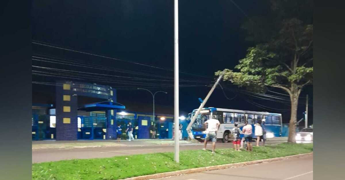 Ônibus bate em poste e deixa moradores sem energia em Dourados