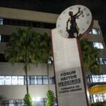 Servidora presa por embriaguez afirma ter sido arrastada para viatura da PM