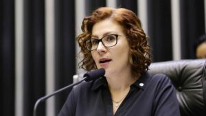 STF condena Carla Zambelli a 10 anos de prisão por invasão de sistemas